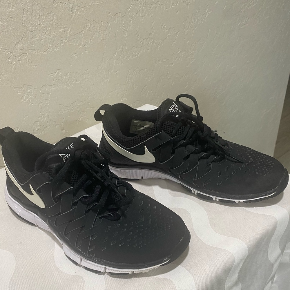 Nike Free Trainer Black and White Athletic Shoes
Size 8 - Picture 5 of 9